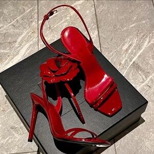 Luxury patent leather floral design shoe